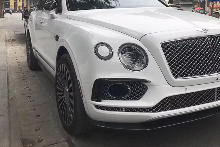 Vào cuối năm 2017, chiếc xe siêu SUV Bentley này từng được chủ nhân nâng cấp nội/ngoại thất với gói độ carbon fiber. Các chi tiết được sử dụng chất liệu đắt tiền này bao gồm cản trước/sau, viền đèn sương mù, gương, hốc gió chữ "B" cách điệu và đuôi gió khí động học.