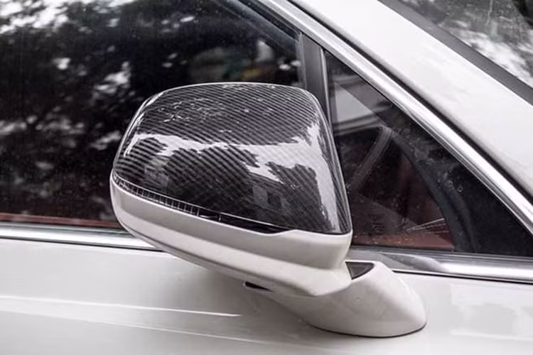 Cụ thể, hần đầu của chiếc Bentley Bentayga được trang bị thêm với 1 cánh lướt gió cố định cỡ lớn và tấm ốp hai bên đèn sương mù bằng sợi carbon. Bên hông xe cũng nhận được sự nâng cấp đáng kể so với xe nguyên bản bao gồm cánh lướt gió và vỏ gương bằng sợi carbon.