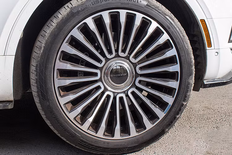 Vòng ra phía đuôi xe, chiếc Bentley Bentayga nhận được nâng cấp nổi bật là cánh lướt gió cố định và cản va sau bằng sợi carbon. Để mang đến sự lạ mắt cho bản độ của chiếc Bentley Bentayga, người chơi xe Hà Nội không quên trang bị "dàn chân khủng" đa chấu này do hãng độ Hamann thiết kế. Đi kèm với đó là hệ thống ống xả từ Mansory. 