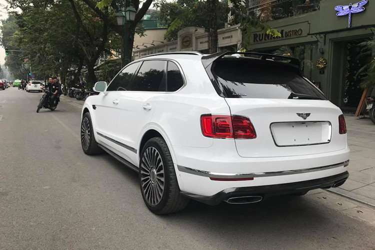 Giá xe Bentley Bentayga độ đặc biệt này đang được rao bán tại Hà Nội khoảng 360.000 USD (hơn 8,3 tỷ đồng) chưa qua thương lượng. Theo dự đoán của nhiều cư dân mạng, chiếc Bentley Bentayga này có một mức giá thấp như vậy vì có thể đang được đeo biển số đặc biệt. Nếu ra biển trắng, một chiếc Bentley Bentayga có thể có giá lên tới hơn 20 tỷ đồng.