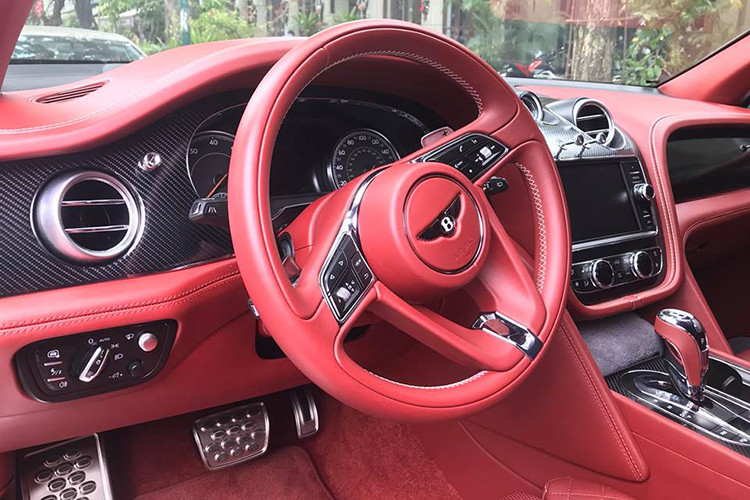 Xe được trang bị ghế chỉnh điện 22 hướng. Hệ thống giải trí thông tin bao gồm đầy đủ các kết nối và 1 màn hình trung tâm kích thước 8 inch. Xe sử dụng động cơ W12 tăng áp kép, dung tích 6.0L, kết hợp cùng hộp số tự động 8 cấp, sản sinh công suất tối đa 600 mã lực và mô-men xoắn cực đại 900 Nm. Bentley Bentayga có khả năng tăng tốc từ 0-100 km/h trong 3,9 giây trước khi đạt vận tốc tối đa 301 km/h.
