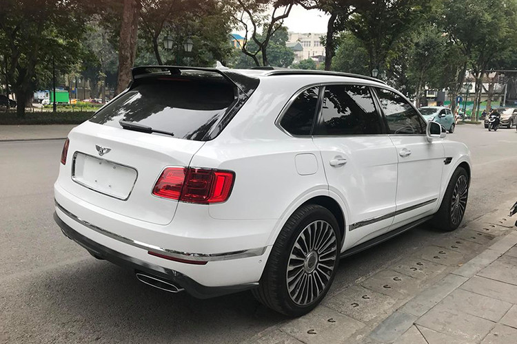 Chiếc Bentley Bentayga hàng hiếm xuất hiện trong bài viết này là chiếc Bentayga gần nhất có mặt trên thị trường xe cũ. Không chỉ là một chiếc xe siêu sang có độ hiếm lớn, chiếc Bentley Bentayga đang được rao bán còn được liệt vào dạng "hàng độc" với những trang bị từng được chủ nhân bổ sung trong suốt thời gian sử dụng.