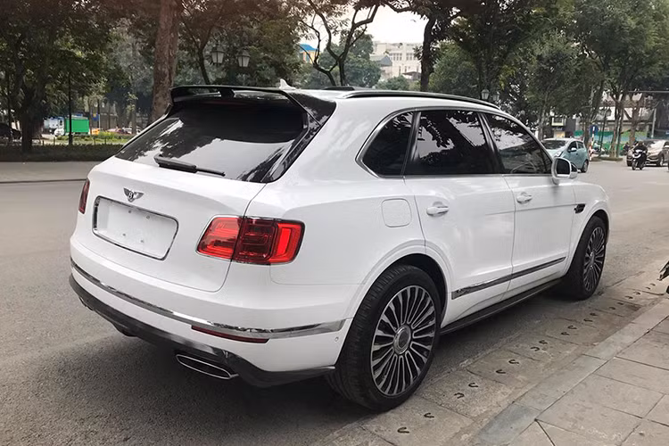 Chiếc Bentley Bentayga hàng hiếm xuất hiện trong bài viết này là chiếc Bentayga gần nhất có mặt trên thị trường xe cũ. Không chỉ là một chiếc xe siêu sang có độ hiếm lớn, chiếc Bentley Bentayga đang được rao bán còn được liệt vào dạng "hàng độc" với những trang bị từng được chủ nhân bổ sung trong suốt thời gian sử dụng.