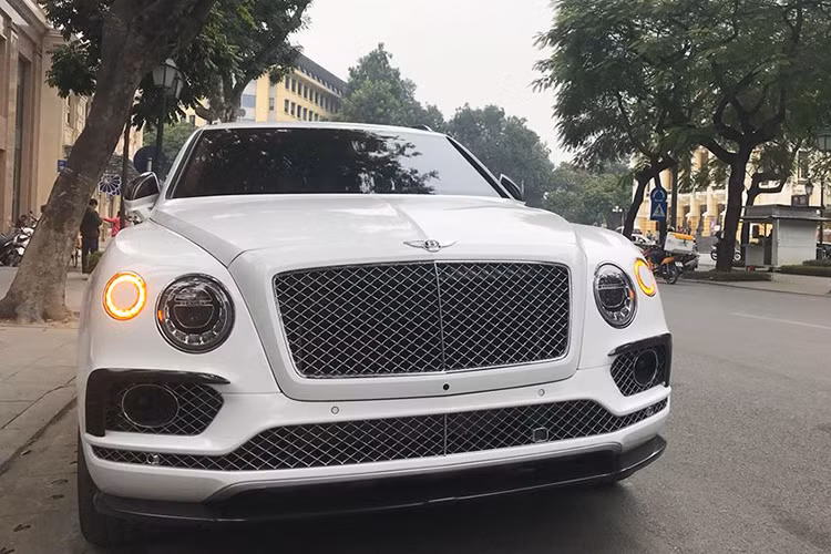 Trước Lamborghini Urus, siêu SUV Bentley Bentayga có thể coi là mẫu xe đi tiên phong cho phong trào chơi SUV siêu sang của các đại gia Việt. Hiện tại, số lượng xe Bentley Bentayga tại Việt Nam còn khá ít. Tuy nhiên, điều bất ngờ là trong vòng vài tháng trở lại đây, những chiếc xe này cũng đang được rao bán trên thị trường xe cũ.