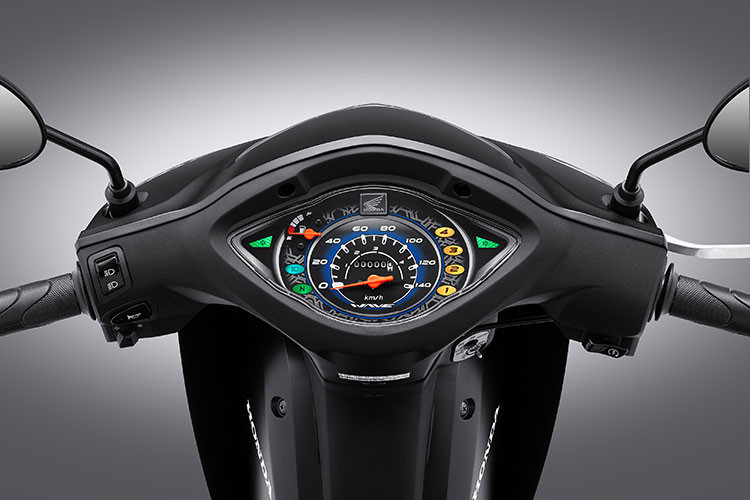 Wave Alpha 2024 tiếp tục sử dụng dạng đồng hồ cơ, thiết kế mặt đồng hồ với họa tiết đẹp mắt, tạo nên nét thu hút mới lạ. Các thông số vận hành được bố trí hợp lí, khoa học, giúp người lái dễ dàng kiểm tra nhanh trạng thái xe khi đang di chuyển.