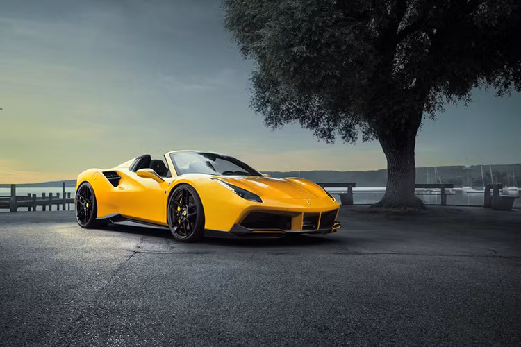 Chiếc siêu xe Ferrari 488 Spider do Novitec Rosso độ lại, sở hữu sức mạnh ngang ngửa siêu xe F12 TDF trong khi sở hữu trọng lượng nhẹ đáng ngạc nhiên do các chi tiết thân vỏ được làm hoàn toàn từ sợi carbon sơn màu vàng độc quyền.