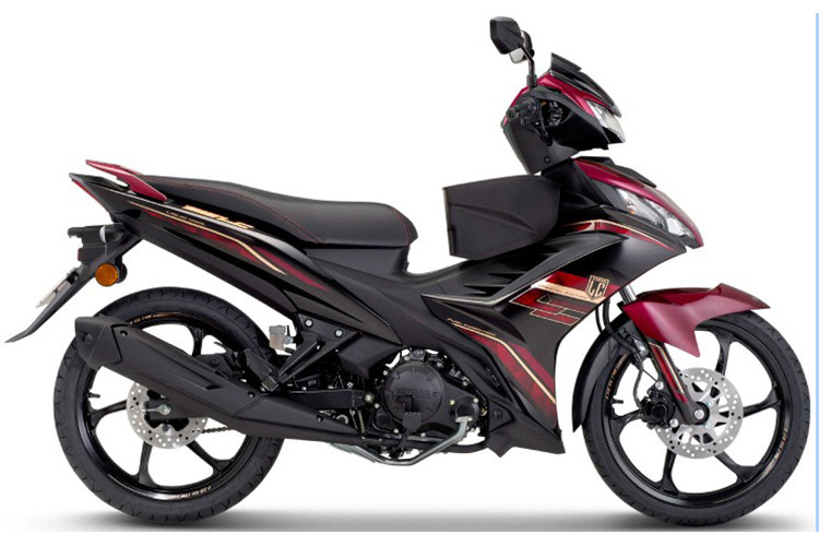 Yamaha 135LC Fi 2025 bản tiêu chuẩn sẽ có 3 tùy chọn màu mới là: Xanh da trời (Aqua Blue), Bão cát (Sandstorm) và Xanh lá cây (Moss Green). Phiên bản SE chỉ có màu Đỏ Titan (Red Titan) cực kì hấp dẫn.