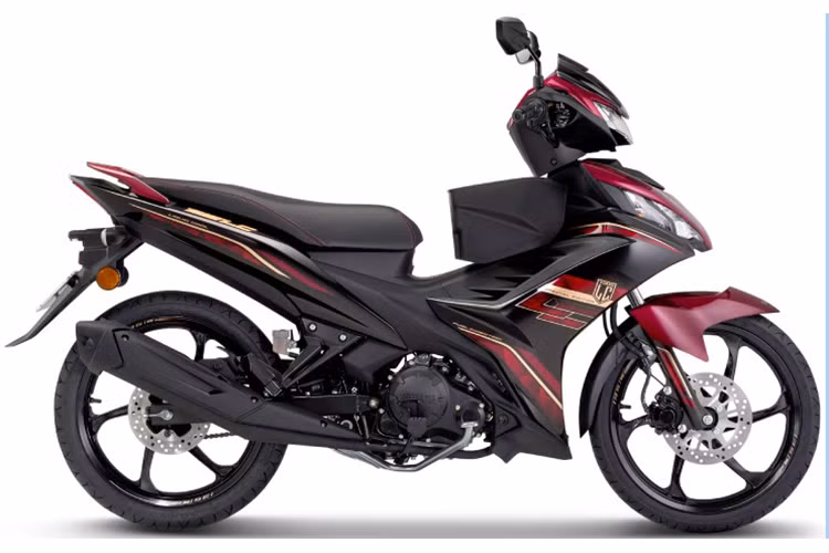 Yamaha 135LC Fi 2025 bản tiêu chuẩn sẽ có 3 tùy chọn màu mới là: Xanh da trời (Aqua Blue), Bão cát (Sandstorm) và Xanh lá cây (Moss Green). Phiên bản SE chỉ có màu Đỏ Titan (Red Titan) cực kì hấp dẫn.