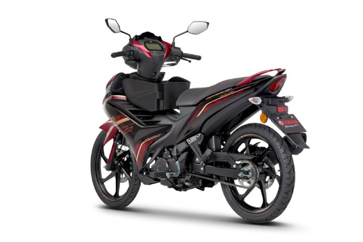 Người mua 135LC Fi sẽ nhận được quà tặng là khóa đĩa Yamaha. Đối với phiên bản SE còn được bán ra đi kèm với các trang bị như tấm che thể thao cho ốp đầu xe và giỏ Yamaha có cổng sạc USB Type-C.