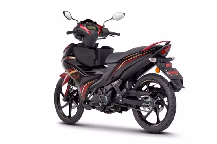 Người mua 135LC Fi sẽ nhận được quà tặng là khóa đĩa Yamaha. Đối với phiên bản SE còn được bán ra đi kèm với các trang bị như tấm che thể thao cho ốp đầu xe và giỏ Yamaha có cổng sạc USB Type-C.