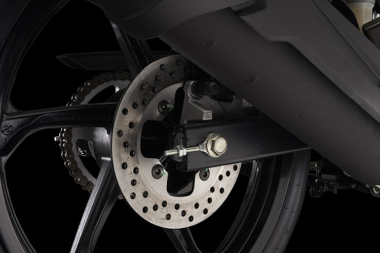 Hệ thống phanh của xe được trang bị đĩa thủy lực ở cả bánh trước và sau, với kích thước lốp trước là 70/90-17 và lốp sau là 80/90-17.