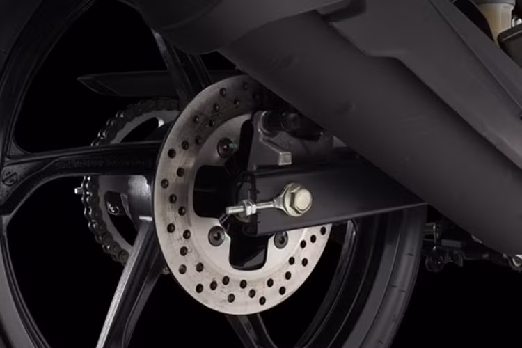 Hệ thống phanh của xe được trang bị đĩa thủy lực ở cả bánh trước và sau, với kích thước lốp trước là 70/90-17 và lốp sau là 80/90-17.