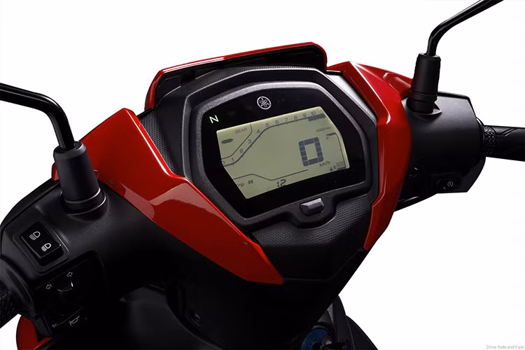 Về mặt cơ khí, xe côn tay Yamaha 135LC Fi 2025 vẫn giữ nguyên cấu hình động cơ, sử dụng động cơ đơn xi-lanh 135 cc, đạt tiêu chuẩn Euro 4, được làm mát bằng chất lỏng và trang bị hệ thống phun xăng điện tử EFI.