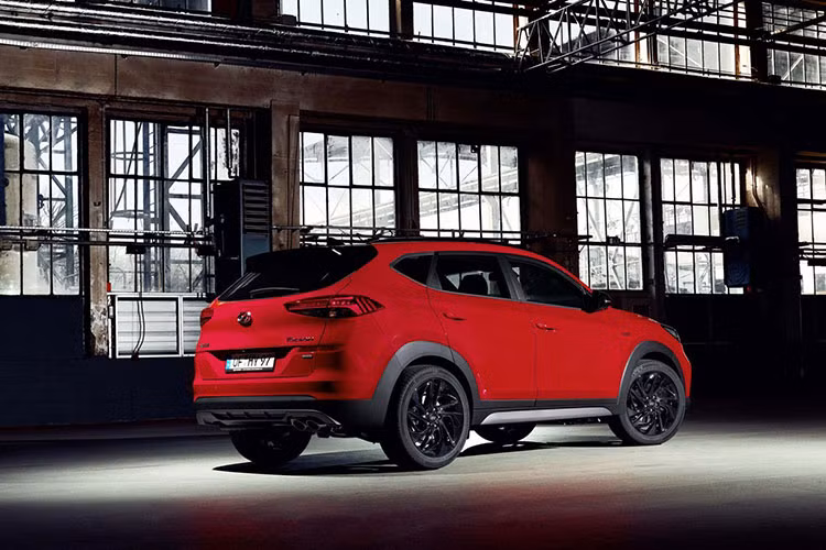 Đầu tiên là động cơ diesel CRDi 4 xi-lanh, tăng áp, dung tích 2.0 lít, kết hợp với hệ thống mild hybrid 48 V đã từng được giới thiệu trên Hyundai Tucson 2019 vào năm ngoái tại thị trường châu Âu. Là tùy chọn mạnh nhất của Hyundai Tucson N Line 2019, động cơ này tạo ra công suất tối đa 182 mã lực.