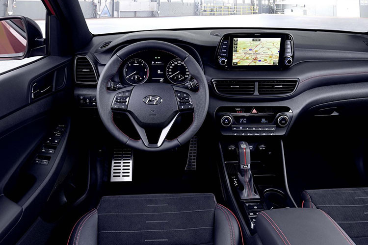 Tương tự ngoại thất, nội thất của Tucson N Line 2019 cũng mang hơi hướng thể thao hơn với hàng loạt chi tiết bọc da kết hợp với nhựa. Trên mặt táp-lô, vô lăng và ghế đều xuất hiện chỉ khâu màu đỏ tương phản.