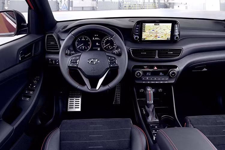 Tương tự ngoại thất, nội thất của Tucson N Line 2019 cũng mang hơi hướng thể thao hơn với hàng loạt chi tiết bọc da kết hợp với nhựa. Trên mặt táp-lô, vô lăng và ghế đều xuất hiện chỉ khâu màu đỏ tương phản.