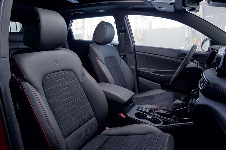 Theo hãng Hyundai, toàn bộ các bản trang bị của Tucson N Line 2019 đều có hệ thống âm thanh Krell 9 loa tiêu chuẩn trong khi cửa sổ trời toàn cảnh bằng kính là trang bị tùy chọn.