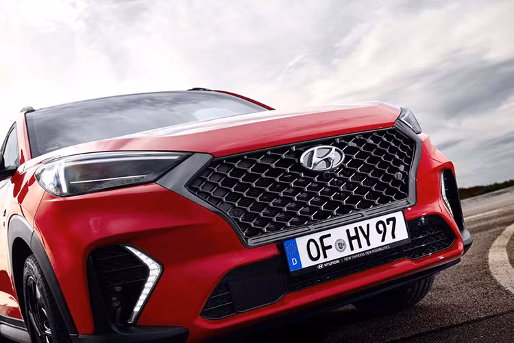 Có thể nói, Tucson là dòng SUV/crossover đầu tiên của hãng xe ôtô Hyundai được bổ sung phiên bản N Line. Tùy vào từng thị trường, Hyundai Tucson N Line 2019 sẽ có 3 loại động cơ khác nhau.