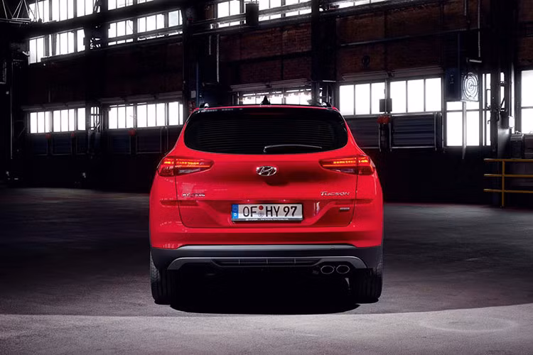 Thứ hai là động cơ diesel 4 xi-lanh, dung tích 1,6 lít quen thuộc của hãng Hyundai, kết hợp với hệ thống mild hybrid 48 V như trên. Ở Hyundai Tucson 2019 tại châu Âu, động cơ này sẽ tạo ra 2 mức công suất tối đa là 115 mã lực và 133 mã lực.