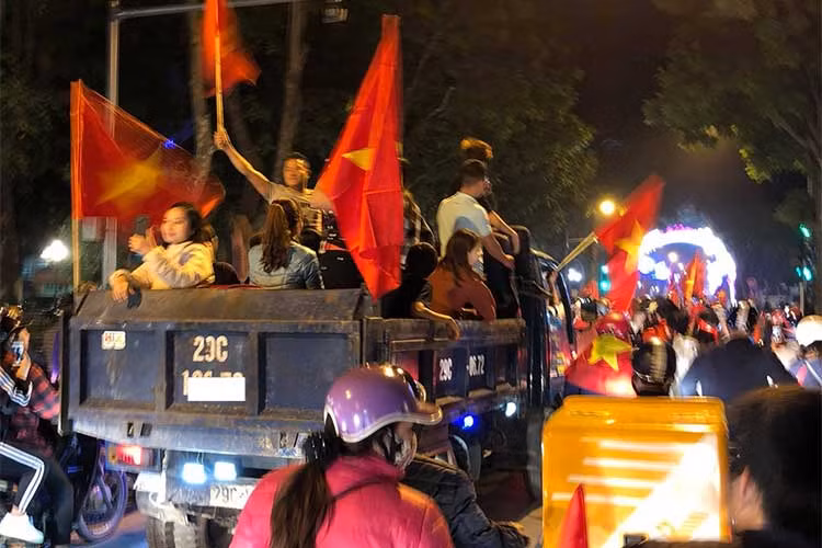 Xe tải chở vật liệu xây dựng cũng xuống đường chở "đoàn quân" cổ động.