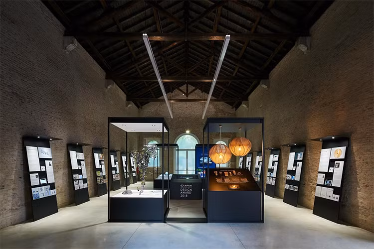 Mười hai thí sinh lọt vào vòng chung kết năm nay đã được cân nhắc và lựa chọn kỹ lưỡng bởi hội đồng Ban Giám Khảo đầy uy tín với sự tham gia của các kiến trúc sư nổi tiếng thế giới như David Adjaye và Shigeru Ban. Trong số 12 tác phẫm xuất sắc, 2 tác phẩm có sự góp mặt của các tác giả đến từ Việt Nam.