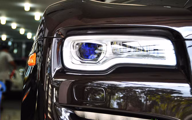 Đầu xe ngoài lưới tản nhiệt truyền thống còn gây ấn tượng với bộ đèn pha LED tích hợp đèn viền LED ban ngày, tấm chắn bùn được định hình lại cao và rộng hơn, đường dập chìm chạy dọc từ biểu tượng Spririt of Ecstasy xuyên suốt nắp ca-pô.