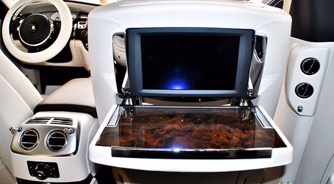 Ngoài ra Rolls-Royce Ghost Series II còn được trang bị kết nối với nguồn dữ liệu Google Send to Car và Local Search giúp tối ưu hóa hệ thống định vị để có thể kiểm soát dễ dàng toàn bộ hành trình ngay khi xe vừa khởi động hoặc trên những cung đường đã đi qua.