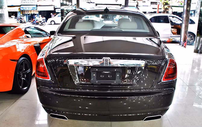 Ghost Series II như muốn nhắc nhớ những khách hàng của mình rằng nó không hề thua kém Phantom, thậm chí nó còn mang nhiều màu sắc hơn. Với dáng vẻ tiến gần tới Phantom hơn, to lớn, bề thế chứ không mang cảm giác bị "lút" như trước. Đuôi xe với cụm ống xả kép đối xứng.