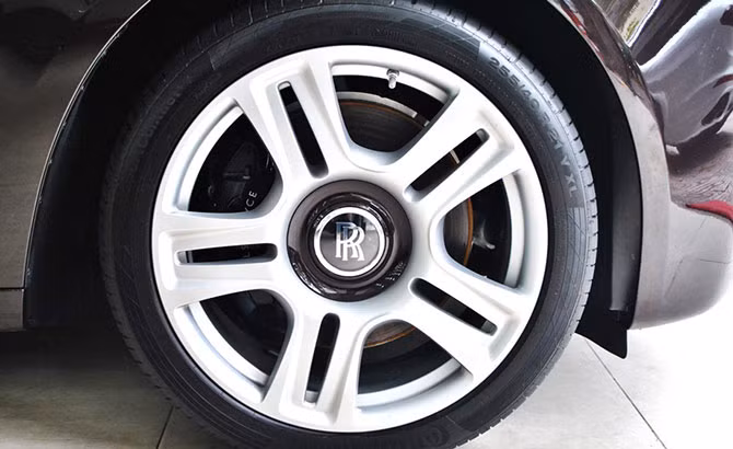 Ghost Series II 2015 được trang bị la-zăng 5 chấu kép 21-inch. Và như thường lệ logo Roll-Royce được gắn ở nắp chụp mâm xe luôn ở phương thẳng đứng được xem là đặc trưng của thương hiệu xe sang Anh quốc.