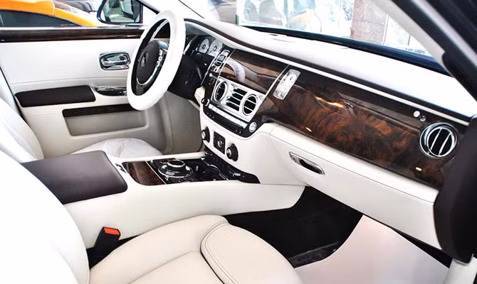  Điểm nổi bật nhất trong các tính năng tiêu chuẩn được trang bị trên mẫu siêu xe hạng sang này bao gồm hệ thống 16 loa hi-end, massage ghế trước, cửa sau đóng bằng điện, kiểm soát khí hậu bốn vùng, điều khiển hành trình thích ứng, cùng nhiều tiện ích cao cấp khác...