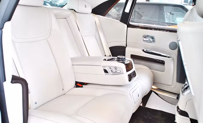 Ở phía sau, cột chữ C rộng và sâu tạo không gian riêng tư tối ưu cho hành khách. Người sử dụng tại đây cũng được trang bị 2 màn hình LCD giải trí cỡ lớn, hộp làm lạnh tích hợp ly Champagne chân cao, bàn làm việc ốp gỗ tự nhiên thượng hạng.