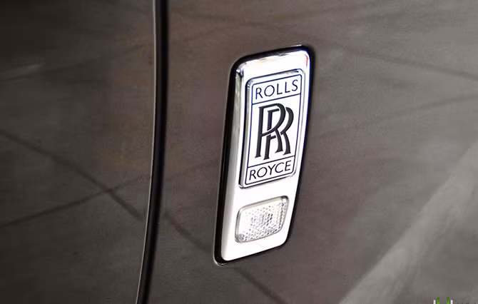 Thân xe của Rolls-Royce Ghost 2015 (Smoky Quartz) được phủ lên 5 lớp sơn đó là lớp sơn nhúng (tĩnh điện), sơn lót, sơn nền và 2 lớp vật liệu bảo vệ trong suốt. Trên mẫu xe này, ngoại thất đen ánh nâu hoàn toàn đen khi ở trong tối và trở thành màu nâu hoặc xám tùy điều kiện ánh sáng. 