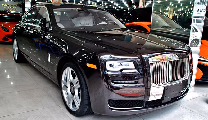 Siêu xe sang Rolls-Royce Ghost Series II được sản xuất chủ yếu dành cho giới đại gia không chỉ bởi độ sang trọng mà còn ở số lượng sản xuất trong một năm của nó rất giới hạn. Tại thị trường Việt Nam, số lượng mẫu xe 2015 này cũng chỉ đếm trên đầu ngón tay.