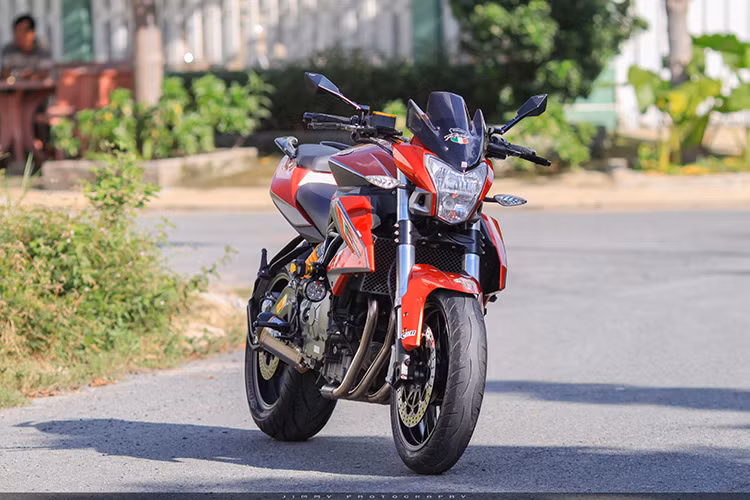 Mẫu naked-bike 600 phân khối mới được giới thiệu tại thị trường Việt Nam với mức giá 205 triệu đồng. Thương hiệu xe môtô phân khối lowns Benelli hiện đang được phân phối chính hãng và thuộc quyền sở hữu của nhà sản xuất Qianjiang Group Co., LTD, Trung Quốc.