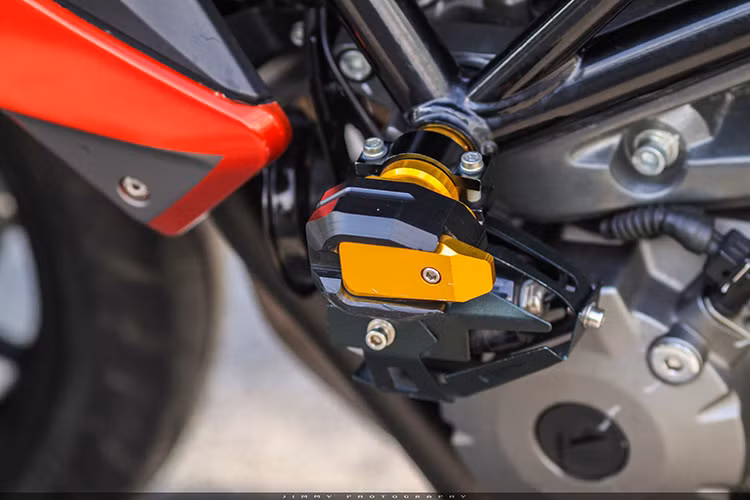 BN600i được trang bị bộ lốp Metzeler Sportect M5 Interact của Đức. Lốp trước có kích thước 120/70 ZR17, lốp sau 180/55 ZR17. Phanh đĩa đôi phía trước đường kính 320 mm, sau đường kính 240 mm. Giảm sóc sau dạng đơn nằm bên phải. 