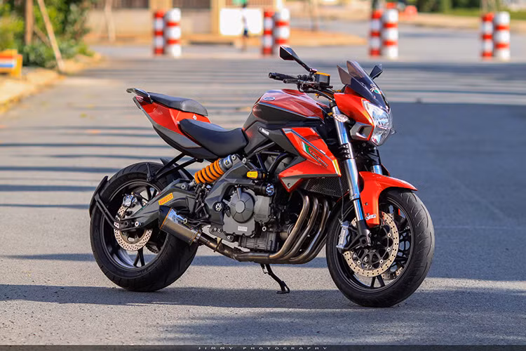 Mẫu xe môtô Benelli BN600i được xem là mẫu naked-bike rẻ nhất trong phân khúc đang bán tại thị trường Việt Nam. Thương hiệu Benelli được giới chơi xe Việt biết tới nhiều hơn khi được hãng sản xuất Ý chuyển nhượng cho doanh nghiệp Trung Quốc.