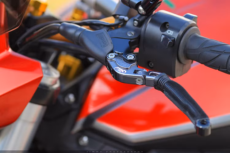 Xe được chủ nhân trang bị ghi đông DMV đồ hơi, trợ lực đồ chơi lên tem Ohlins. Tay thắng và phanh/xôn 6 số "hàng hiệu" màu titan khá sắc sảo.