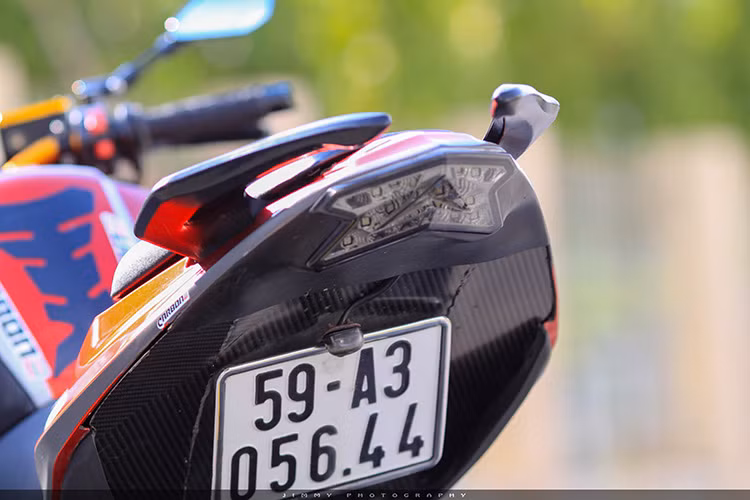 Phần đuối xe sau khi lược bỏ cụm ống xả đã được chủ nhân độ lại nâng cao hơn, đèn hậu của Kawasaki Z800 tích hợp signal. Pad biển số xe cũng đã được thiết kế mới, chắn bùn độ gọn và ấn tượng hơn so với nguyên bản.