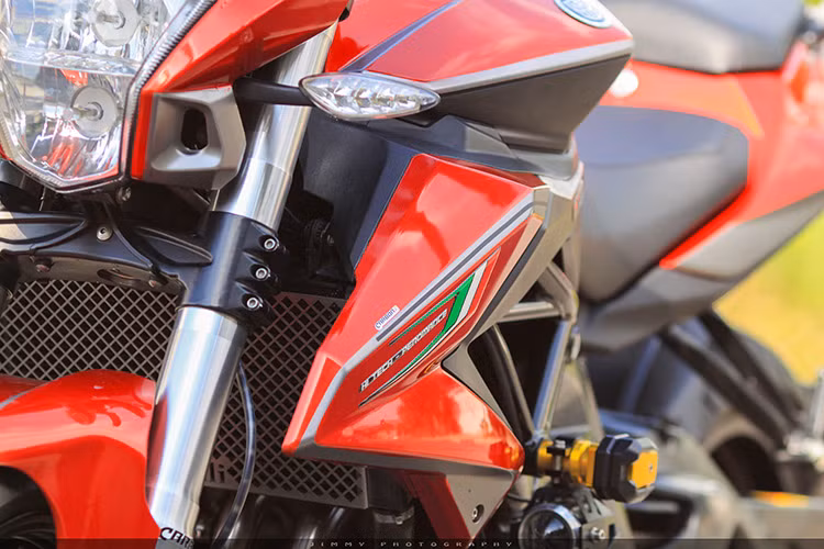  Naked-bike Benelli BN600i được nâng cấp khung sườn dạng hợp kim nhôm, phuộc trước dạng hành trình ngược. Trên chiếc xe này, nó đã được chủ nhân độ thêm chống đổ thân xe DMV, cùng với đó là gương cầu mini hỗ trợ sáng gầm.