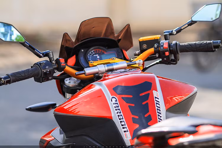  Trên bình xăng lớn của xe ngoài trợ lực Ohlin còn được thiết kế thêm bộ tem đấu khá nổi bật. Bảng điều khiển trung tâm kết hợp giữa analog và kỹ thuật số khá hiện đại. Vận tốc tua máy giới hạn ở mức 13.000 vòng/phút. Các loại đèn báo đặt ở vị trí dễ quan sát.