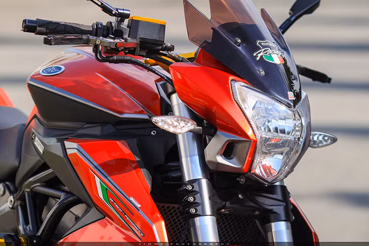 Trên mẫu naked-bike độ này, toàn thân xe lên màu đỏ cực kì thể thao. Đầu xe được trang bị kính gió đồ chơi của những dòng FZ khá dữ dằn. Cụm đèn pha kép nguyên bản phía trước được thiết kế dạng hai tầng lồi ra phía trước, xi nhân của xe mang kiểu dáng giọt nước.