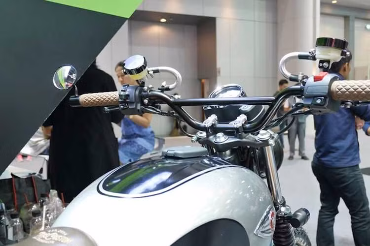 Trên bản độ này, Zeus đã thay thế toàn bộ cụm đèn trước của chiếc xe. Vẫn có dạng chóa tròn cổ điển, tuy nhiên đèn pha trước có kích cỡ nhỏ hơn so với W175 nguyên bản, hai bên là cặp xi-nhan đồ chơi cũng có kích thước gọn gàng hơn.