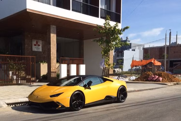 Cường Đô la nổi tiếng trong giới chơi xe không chỉ bởi có nhiều siêu xe độc mà còn bởi gu thẩm mỹ khá tốt và có kiến thức về độ xe. CHính vì vạy chiếc siêu xe Lamborghini Huracan độ "khủng" này cũng được nhiều người đánh giá là khá đẹp mắt và hoàn hapr. Tại thị trường Việt Nam, một chiếc Lamborghini Huracan có giá khoảng hơn 20 tỷ đồng.