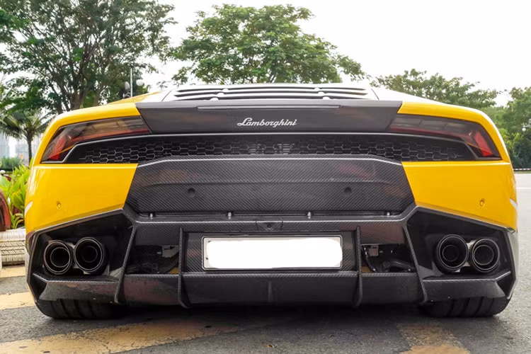 Ngoài ra, còn có cánh gió sau cỡ lớn bằng sợi carbon. Cách độ này vừa mang đến cho siêu xe Huracan nhẹ hơn so với tiêu chuẩn, bên cạnh đó giúp ngoại hình của "siêu bò" trở nên dữ dằn hơn so với trước. Thay cho bộ vành 5 chấu kép hình nan hoa nguyên bản là bộ la-zăng của hãng độ Vossen với kích thước 20 inch cho bánh trước và bánh sau là 21 inch.