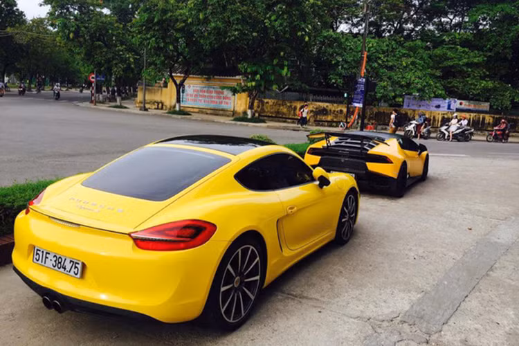 Trong lần đi "phượt" từ Đà Nẵng ra Huế lần này, cùng với siêu xe Lamborghini Huracan độ khủng còn có sự xuất hiện của chiếc Porsche Cayman S "tông xuyệt tông" màu vàng. Bộ đôi siêu xe này ước tính sẽ có mức giá khoảng hơn 40 tỷ đồng tại thị trường Việt Nam. 