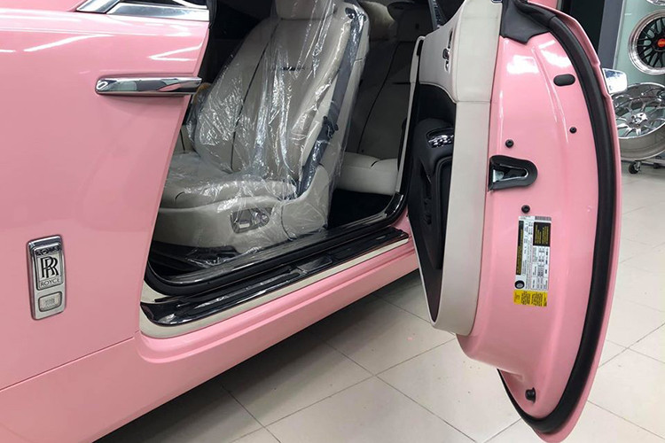 Xe siêu sang Rolls-Royce Wraith vẫn sử dụng khối động cơ V12, dung tích 6.6 lít, sản sinh công suất tối đa 623 mã lực tại vòng tua máy 5.600 vòng/phút và mô-men xoắn cực đại đạt 800 Nm tại dải vòng tua máy 1.500 – 5.500 vòng/phút. Động cơ kết hợp với hộp số tự động ZF 8 cấp cùng hệ dẫn động cầu sau. 