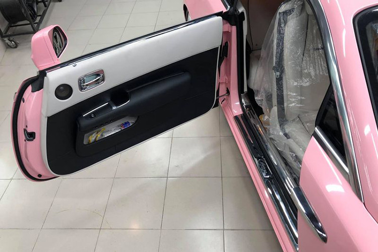 Bên trong khoang cabin, xe vẫn sở hữu đầy đủ các trang bị thuộc hàng đỉnh cao nhất trên thế giới như bầu trời sao từ 1.300 bóng LED, cấu hình ghế 2-2 nhưng chủ yếu không gian dành cho 2 ghế trước, ghế bọc da thượng hạng, nội thất ốp gỗ, hệ thống thông tin giải trí với âm thanh Bespoke danh tiếng...