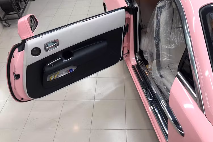 Bên trong khoang cabin, xe vẫn sở hữu đầy đủ các trang bị thuộc hàng đỉnh cao nhất trên thế giới như bầu trời sao từ 1.300 bóng LED, cấu hình ghế 2-2 nhưng chủ yếu không gian dành cho 2 ghế trước, ghế bọc da thượng hạng, nội thất ốp gỗ, hệ thống thông tin giải trí với âm thanh Bespoke danh tiếng...