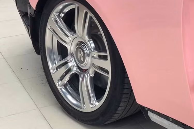 Về cơ bản, sự khác biệt giữa Wraith series I và series II là không nhiều. Xe vẫn giữ nguyên vóc dáng và thiết kế vốn đã làm tên thương thiệu Wraith nhiều năm nay. Sự thay đổi của bản series II chỉ là nâng cấp hệ thống đèn chiếu sáng, đèn định vị và cản dưới phía trước.