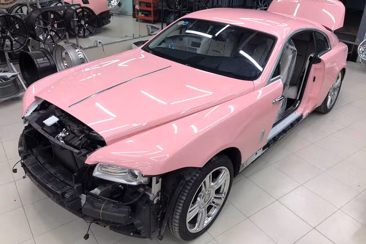Mới đây, một xưởng chăm sóc xe tại TP HCM đã cho ra lò sản phẩm xe siêu sang Rolls-Royce Wraith dán đề-can màu hồng vô cùng nổi bật. Theo tìm hiểu, quá trình này được thực hiện hoàn toàn bởi bàn tay những người thợ Việt lành nghề trong suốt hơn 3 ngày làm việc liên tục.